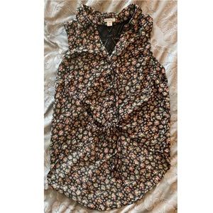 Button up sleeveless blouse with front tie.